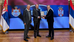 24. oktobar 2025. Predsednik Odbora za kontrolu službi bezbednosti mr Igor Bečić uručuje prof. dr Draganu Simeunoviću i Akademiji za nacionalnu bezbednost plaketu